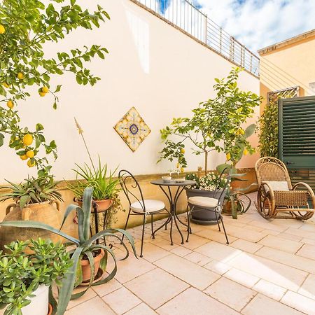 Dimora Le Tre Muse Guesthouse レッチェ エクステリア 写真