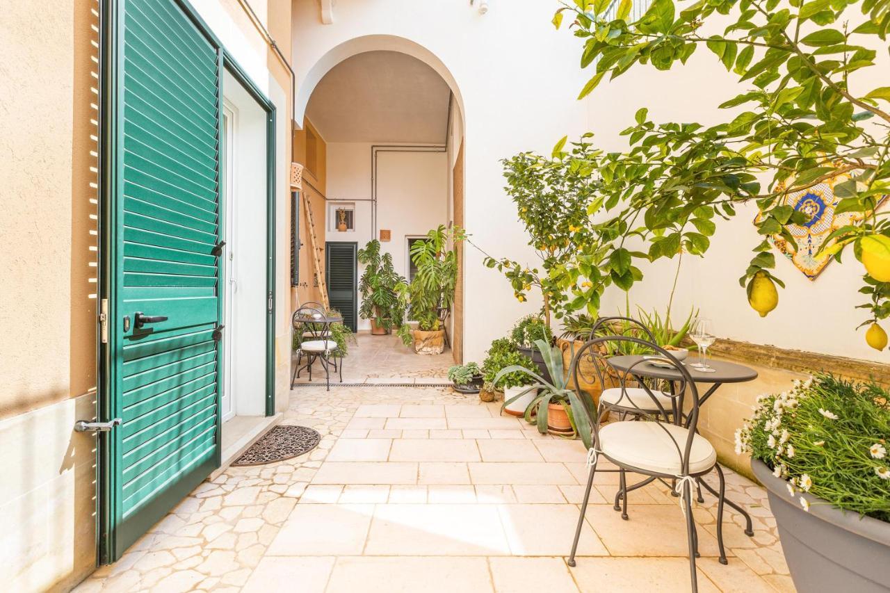 Dimora Le Tre Muse Guesthouse レッチェ エクステリア 写真