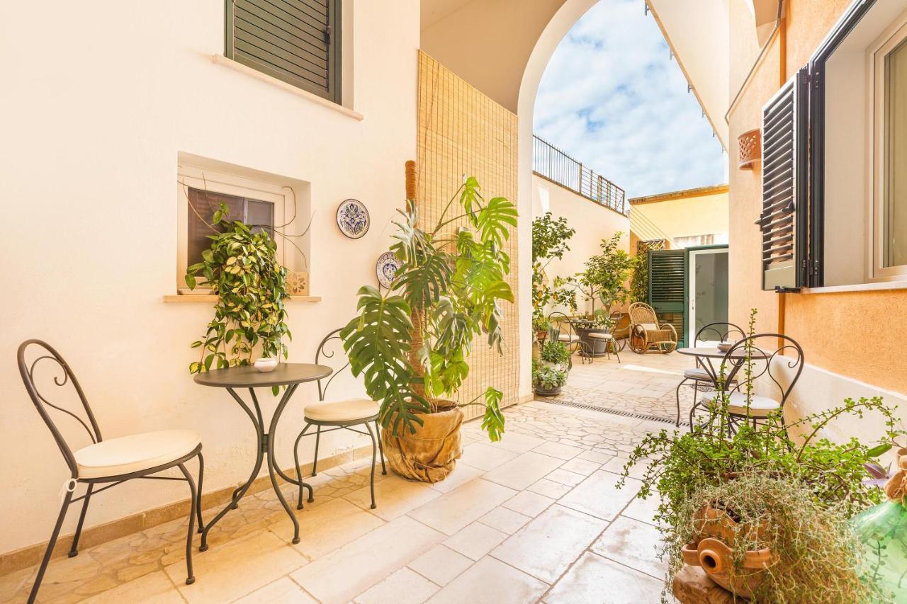 Dimora Le Tre Muse Guesthouse レッチェ エクステリア 写真