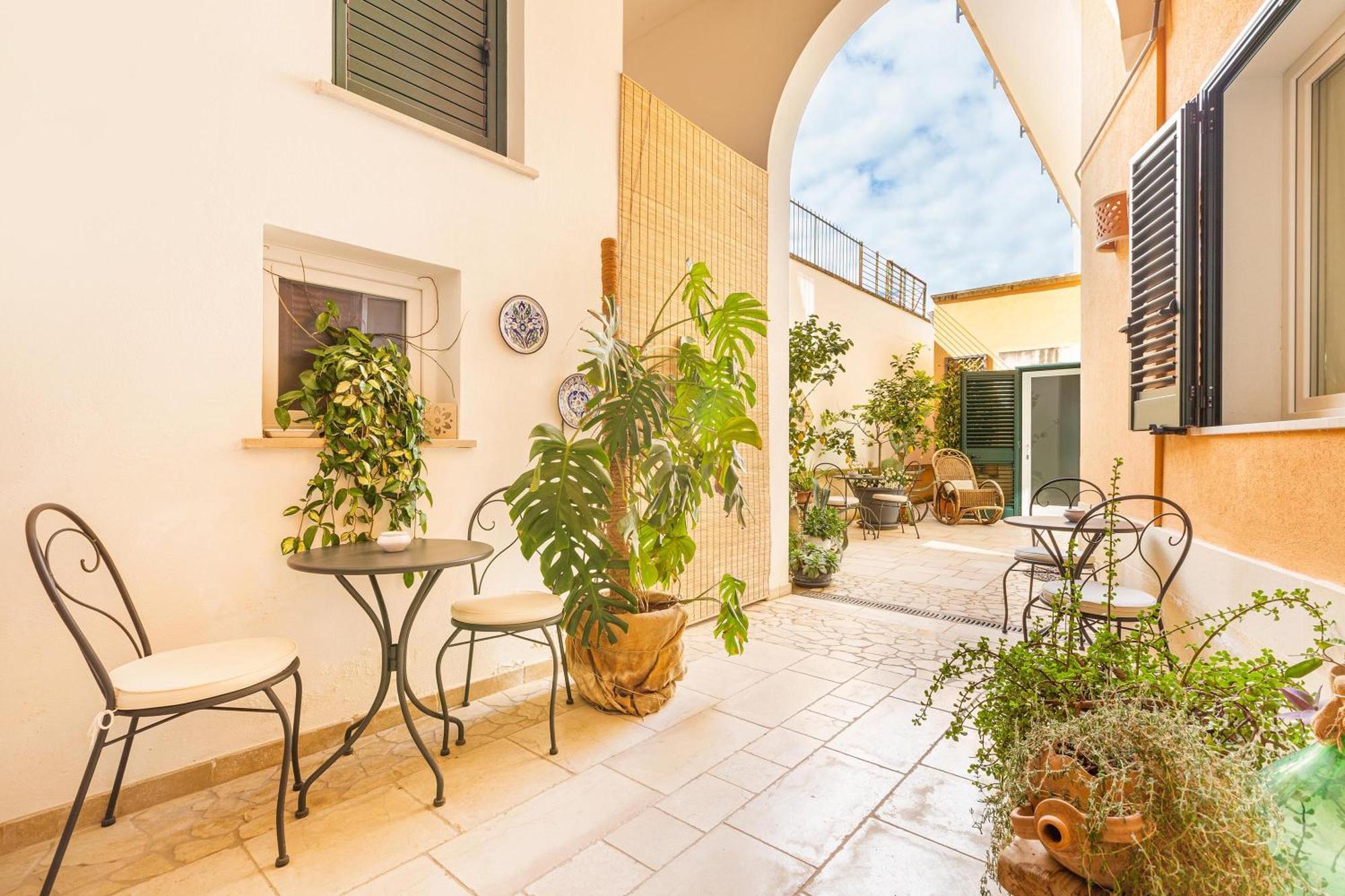 Dimora Le Tre Muse Guesthouse レッチェ エクステリア 写真